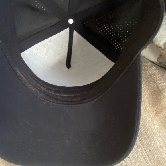 ALO Yoga Black Cap - Picture 3 of 7